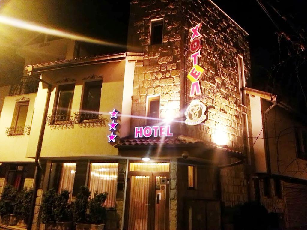 Family Hotel Silvestar Veliko Tărnovo Esterno foto
